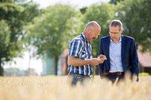 Akkerbouwer en een bedrijfsadviseur 